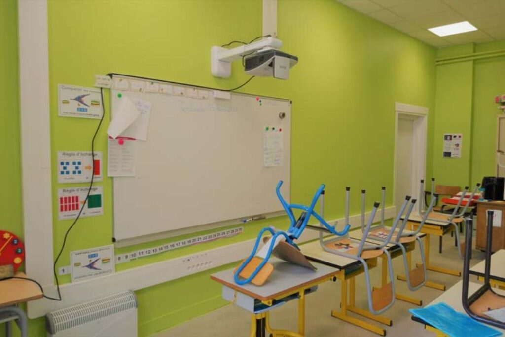 agencement salle classe coloree milieu scolaire aaamenagement